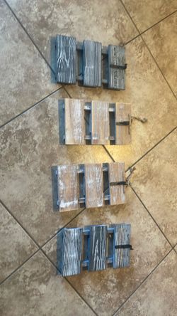 4 hanging wall decorations