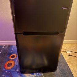 Haier Black Mini Fridge With Freezer 