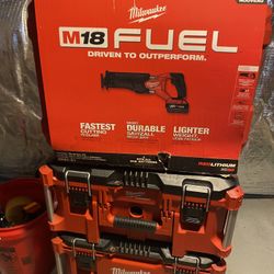 Milwaukee M18 FUEL 18V Lithium-Ion Brushless Cordless SAWZALL Reciprocating Saw Kit W/one 5.0 Ah Batteries, Charger and Case