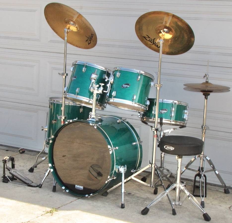 Ludwig 5 Piece Drum Set With Zildjian Cymbals and Hardware