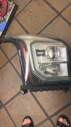2015. GMC Yukon oem headlights