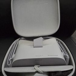 Oculus Go W/Case, Remote, Charging Adapter 