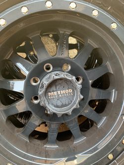 Pro comp tires 35in xtreme /Method Rims 18in with caps