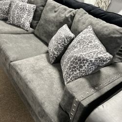 Nailhead Stunning Nice Couch And Loveseat!