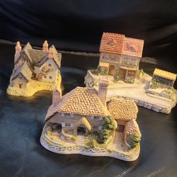 David Winter Cottages are highly detailed, hand-painted miniature sculptures of British village buildings made from gypsum (Crystalcal). Created start