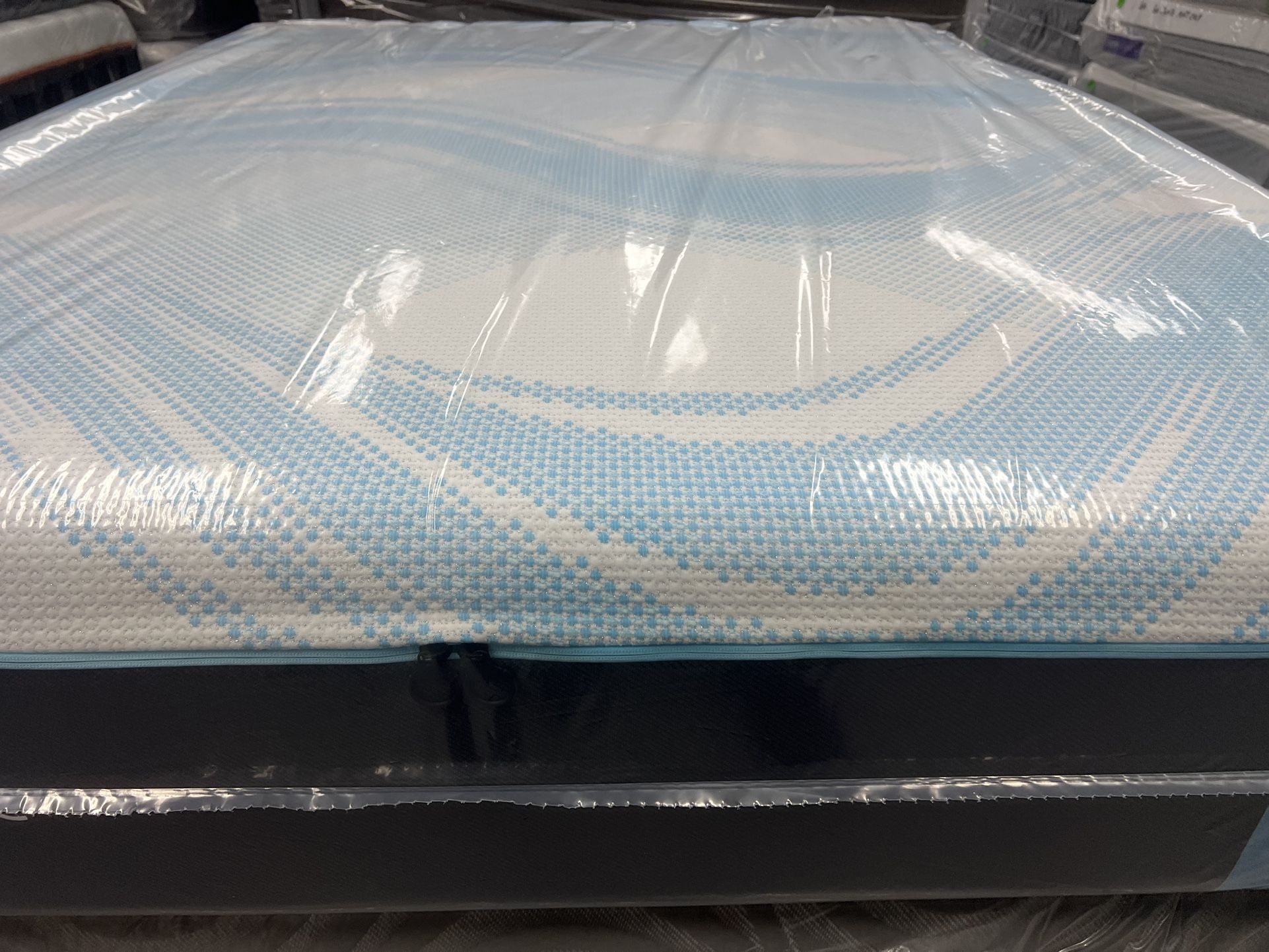 QUEEN SIZE TEMPURPEDIC LUXEBREEZE (MEDIUM) HYBRID MATTRESS & BOX SPRING BED SET