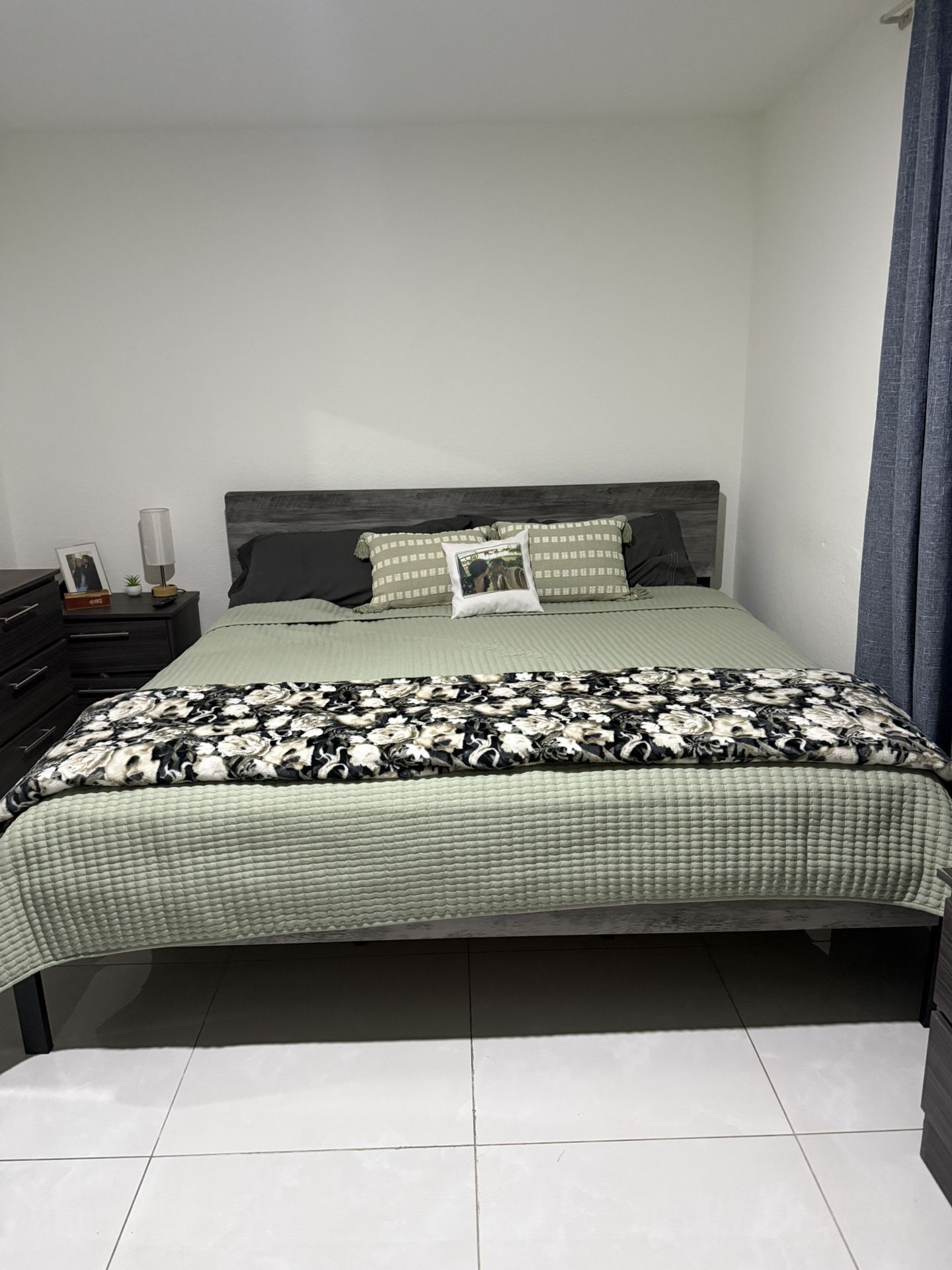 Bedroom Set/ Juego De Cuarto