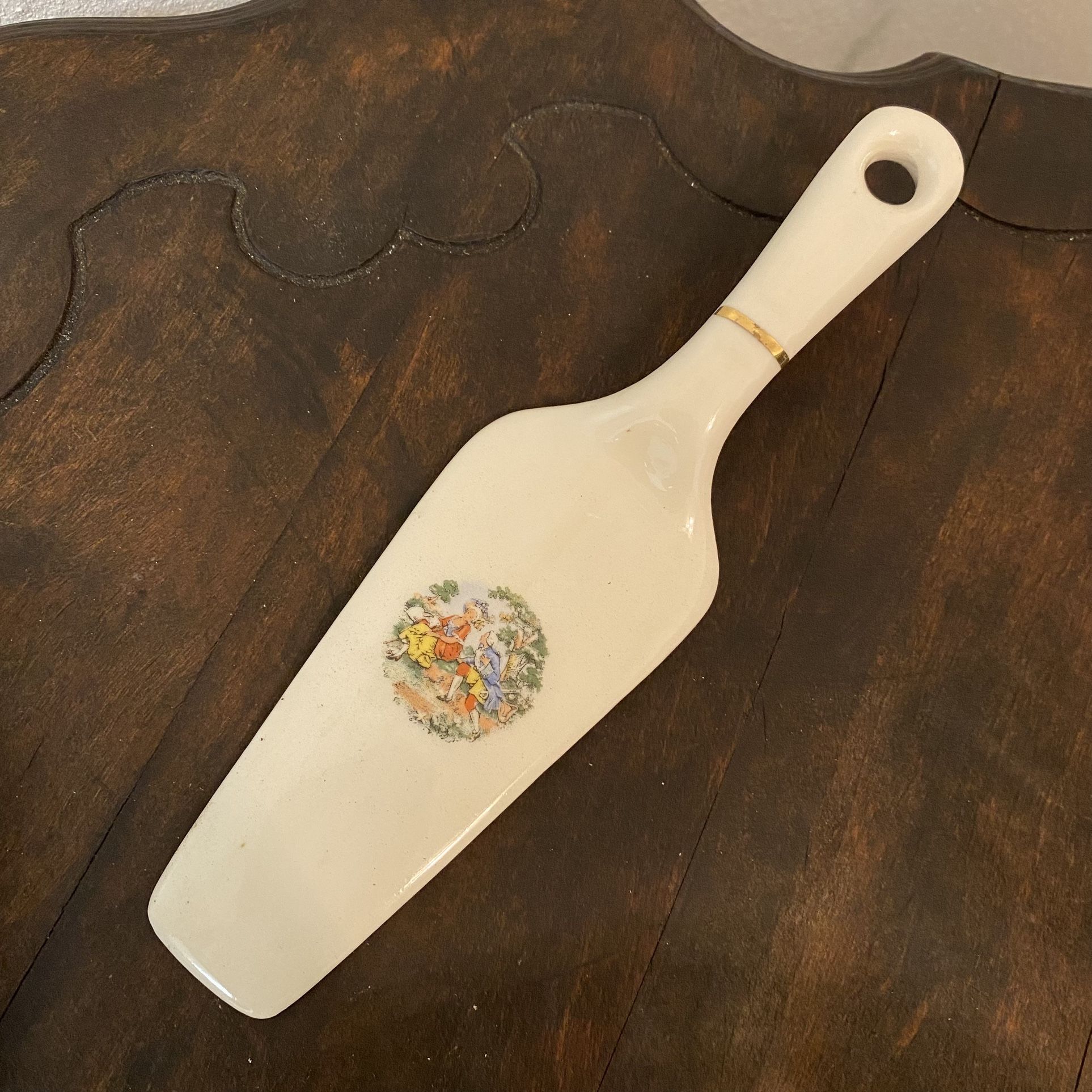 Vtg HARKER POTTERY COMPANY Courting Couple Cake Pie Dessert Server 9.25” x 2.5”