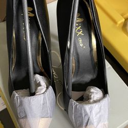 Mixx Shuz Teresa Black And Gold Cap-Toe Pointed Pumps