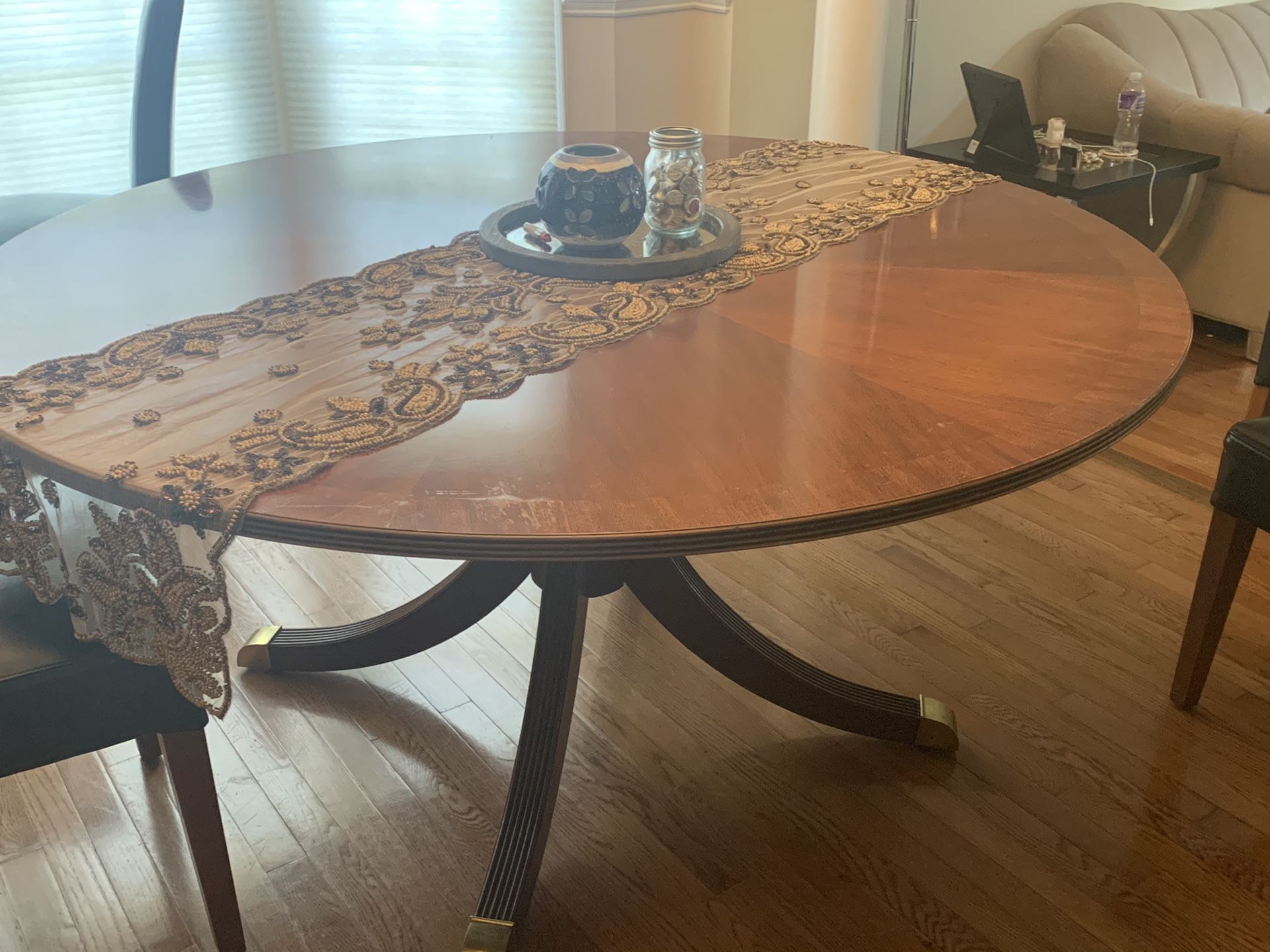 Round dining table 6 to 8 people can seat