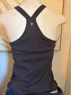 Lululemon top size 6 bra build inside