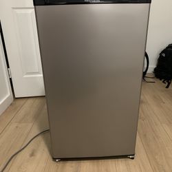Frigidaire mini fridge 4.5 cu. ft. with top freezer 
