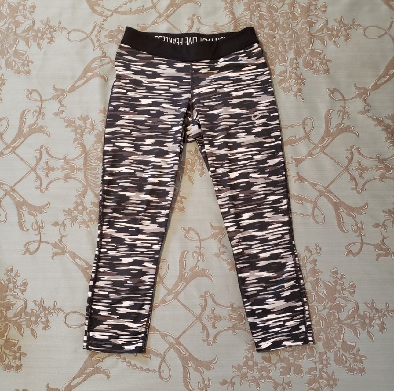 Nike Dri-Fit Gray Camo Fearless Relay Capri Crop Women’s Size Small