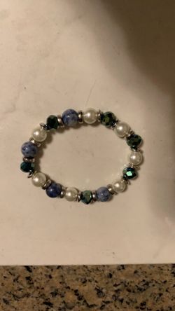 Bracelet Multi - bead stretch design Sidalite beads faux pearls and faceted iridescent glass Crystals these elements are separated by polished silve