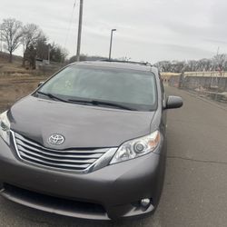 2017 Toyota Sienna XLE Premium AWD Navigation Back Up Camera DVD