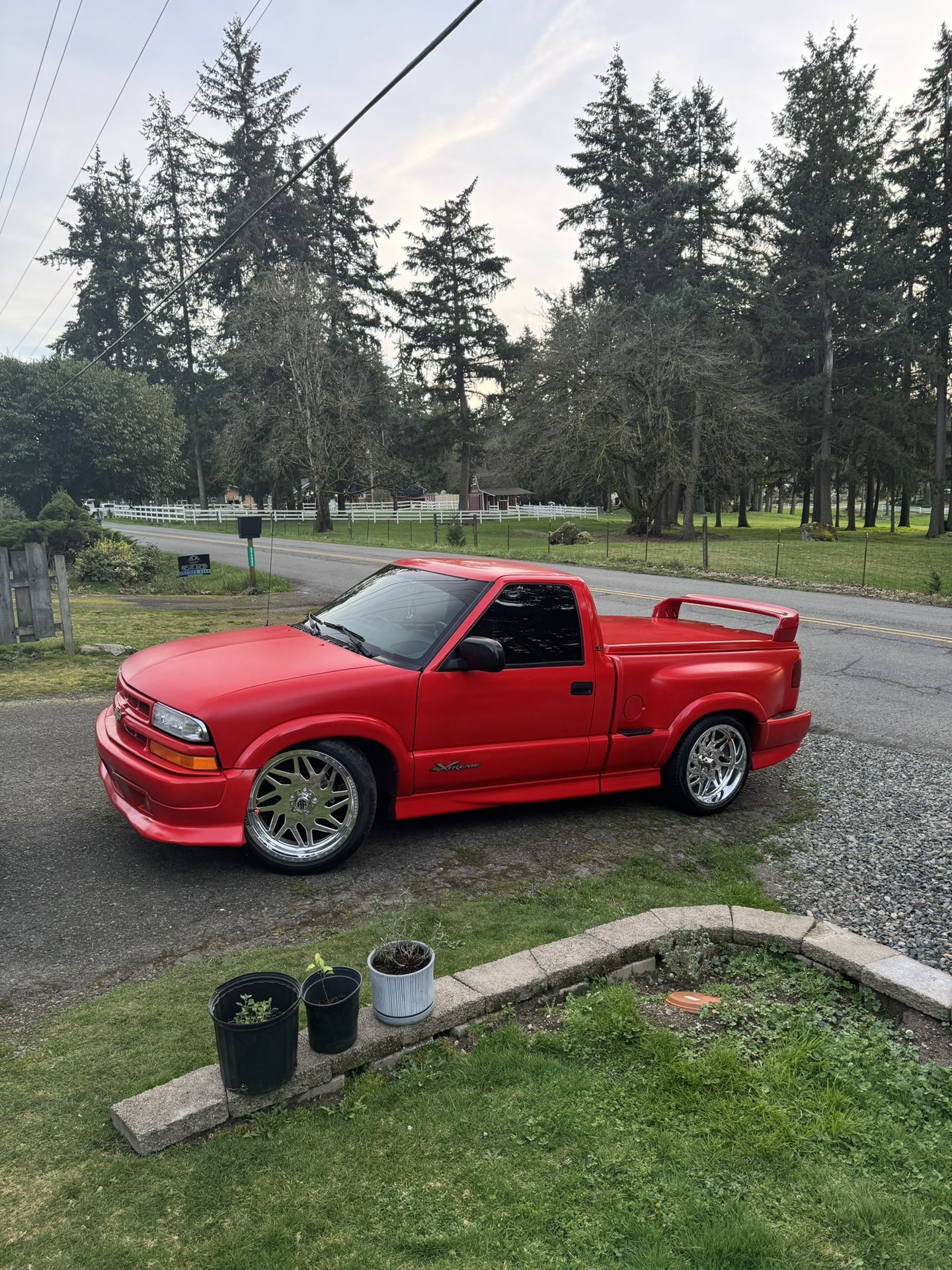 Es una S 10 Chevrolet seis cilindros estándar pero ando buscando un troqué de trabajo que que casi está el precio de ella podemos platicar oo negociar