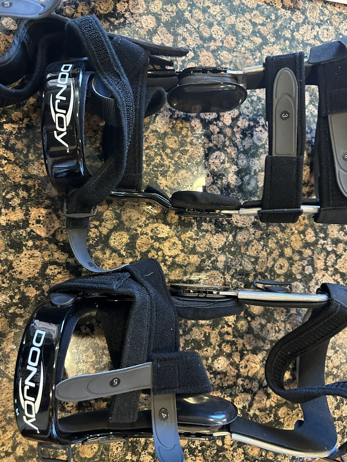 Brand New - Never Used - DonJoy Knee Braces (M)