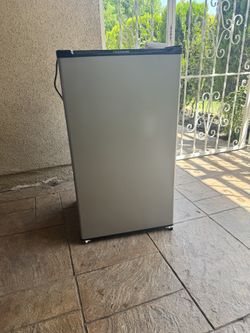 Frigidaire Mini Frig 3.3 Cubic ft