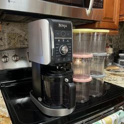 Ninja Creami Deluxe Ice Cream Maker + 6 Containers – Like New