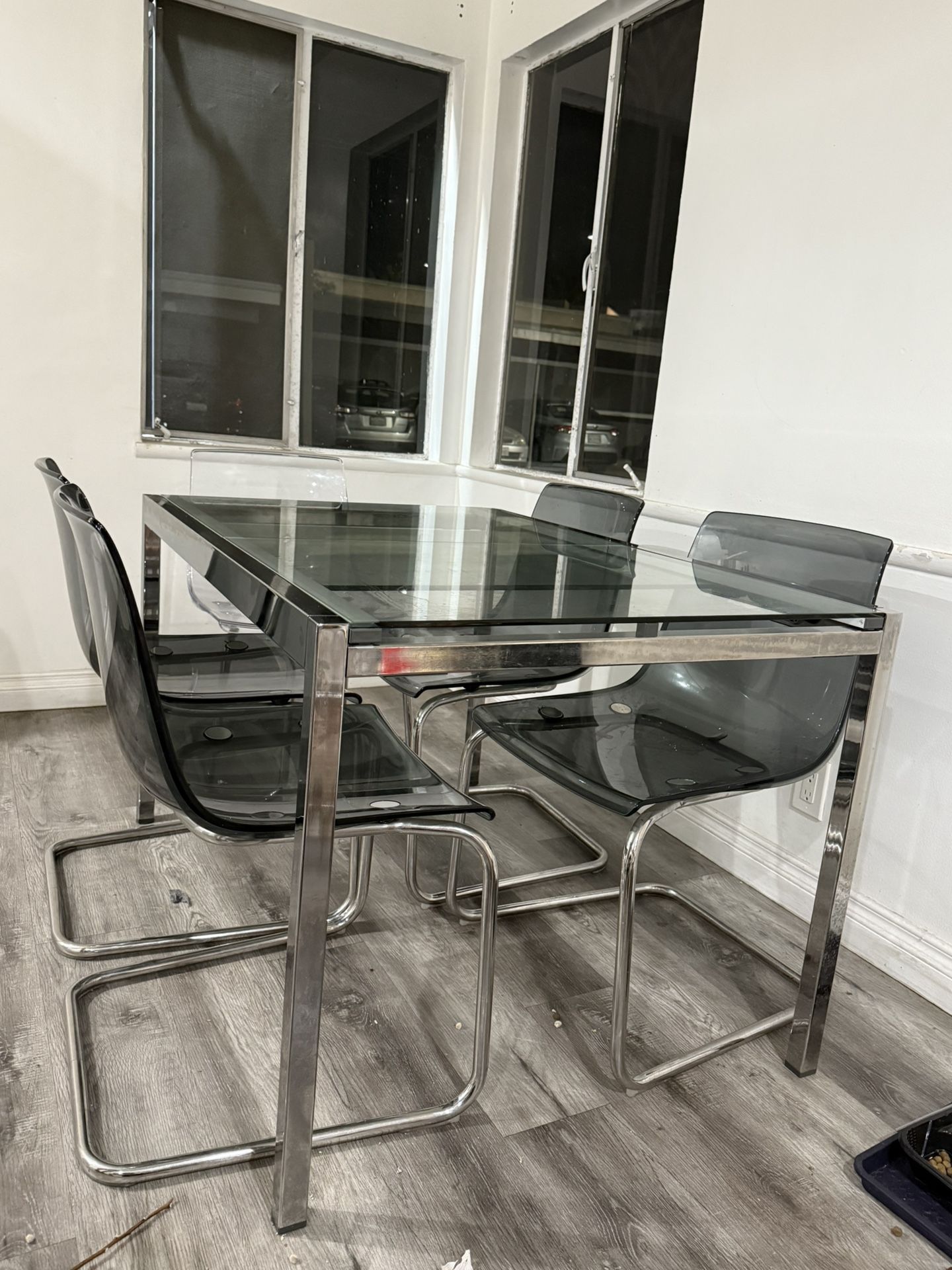Glass extendable table with 5 chairs