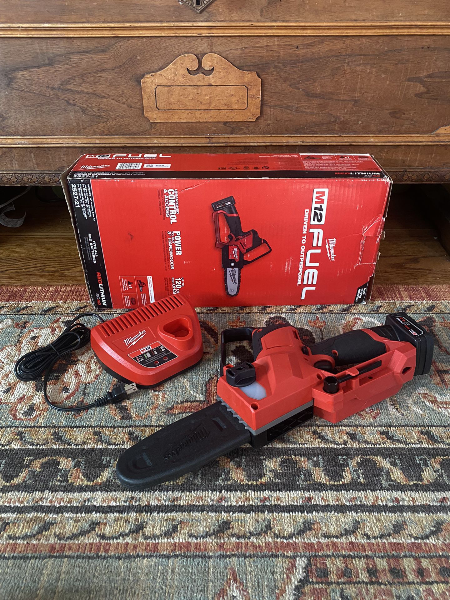 Milwaukee M12 Fuel Hatchet 6” Chainsaw + Battery & Charger