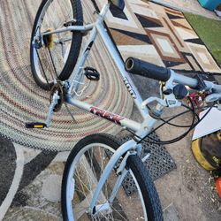 Bike  TREK 900    26INCH 18SPEED SHIMANO SHIFTING AND BREAK PERFECT LIKE NEW  EVERYTHING IS PERFECT 