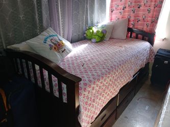 Daybed with trundle