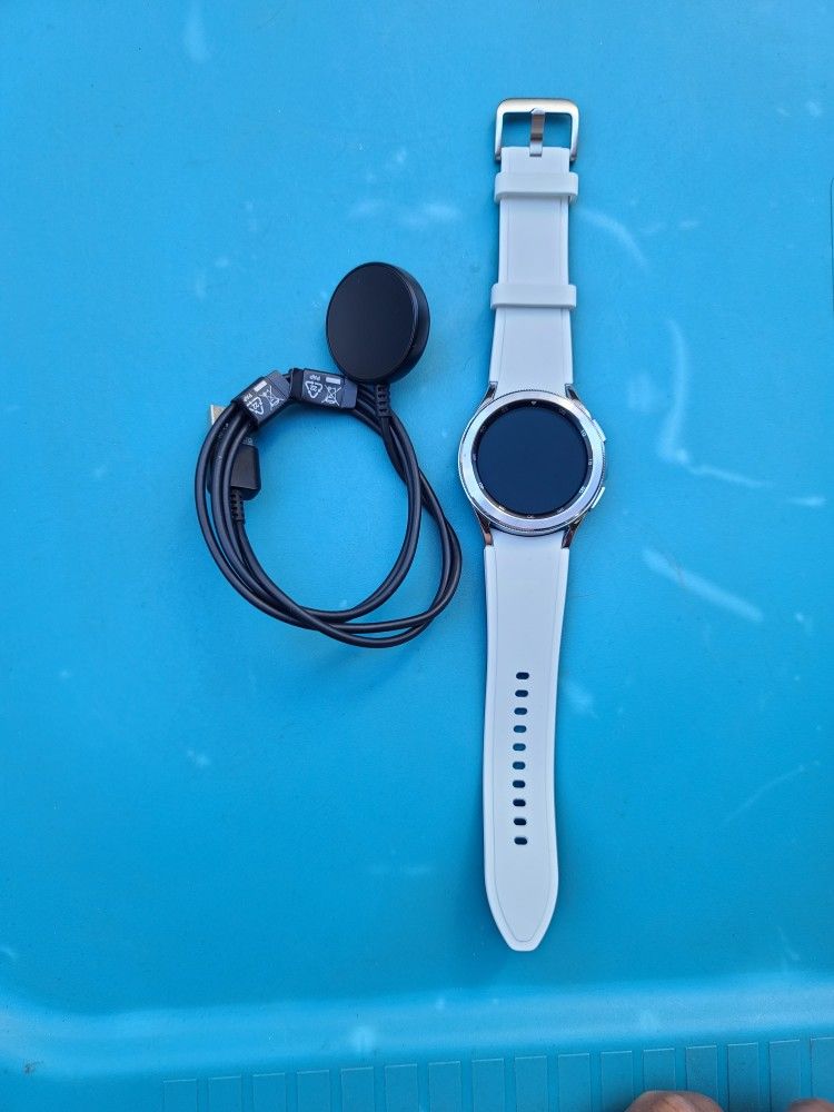 Samsung Galaxy Watch4 Classic - Reloj inteligente de 1.65 pulgadas (42 mm GPS Color plateado

