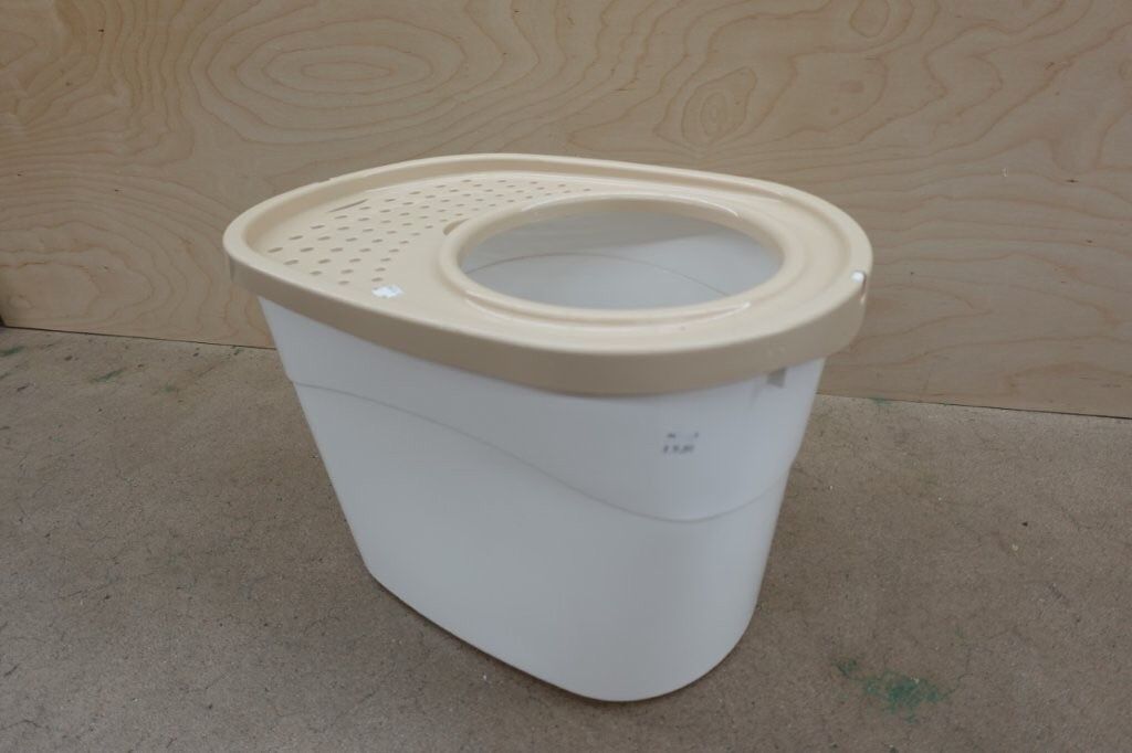IRIS USA Large Enclosed Top Entry Cat Litter Box in Tan/White