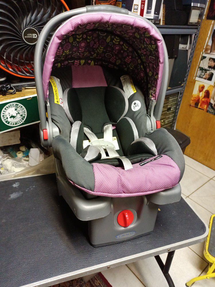 Baby Car seat GRACO Snugride30.   $15. Good. Condition. Clean