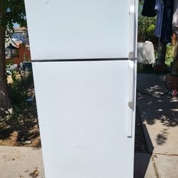 Refrigerator In Good Condition And Warranty Works Great 