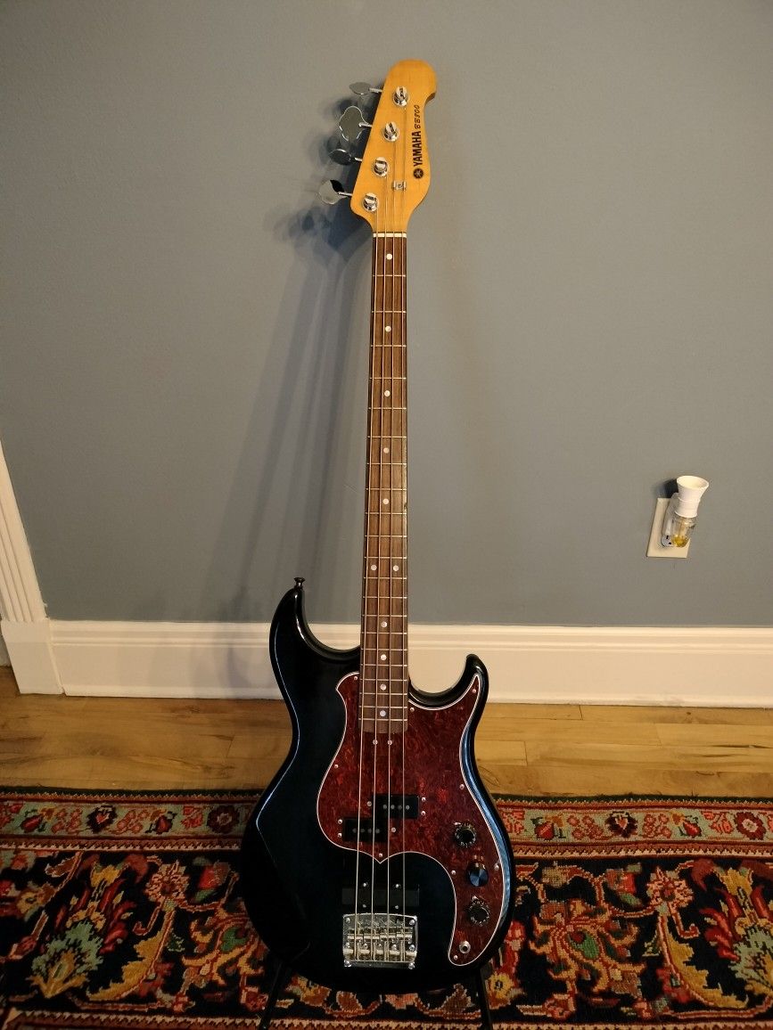 1981 Yamaha BB800 Bass Guitar & OHSC