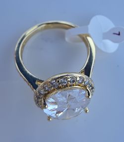 Hermoso anillo con piedra hermosa