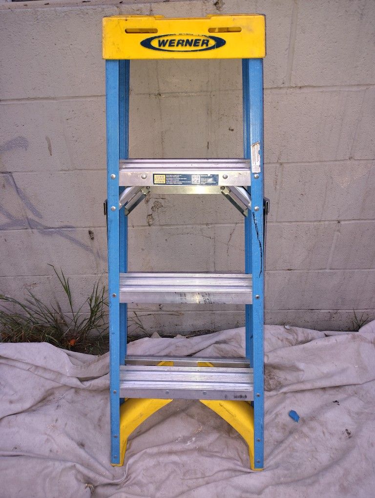Step Ladder 4" Ft Fiberglass