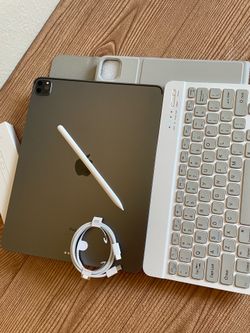 iPad Pro 12.9” (2020 model) 4th Generation 512GB with  keyboard case and pen & Accessories