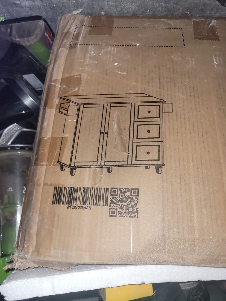 Middle Kitchen ISLAND 