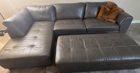 Beautiful Pre-Owned Sectional Sofa with Oversized Ottoman for Sale!