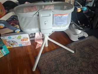 Halo Bassinet with white noise and vibration