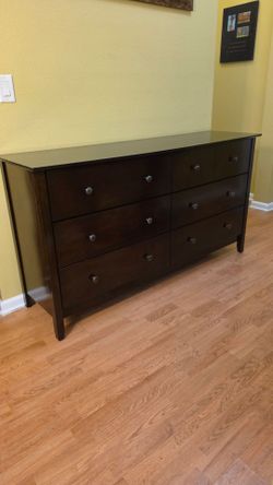 Clean and Nice Brown 6-Drawer Dresser.