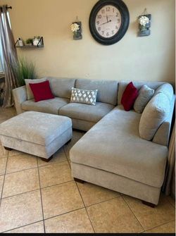 DELIVERY AVAILABLE 🚛! Beautiful and comfortable beige sectional couch with storage ottoman from COSTCO
