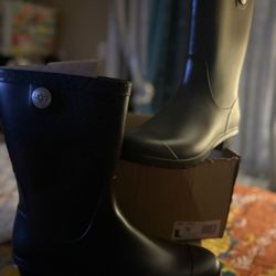 Size 10 Women’s Black Ugg Rain Boots.