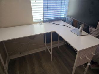 White Corner Desk – Great Condition