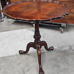 Chippendale-style mahogany birdcage spinning tilt-top tea table with a pie-crust top and ball-and-claw feet. 