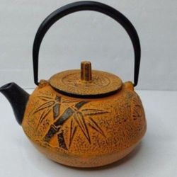 VINTAGE CAST IRON TEAPOT KETTLE WITH INFUSER BASKET.