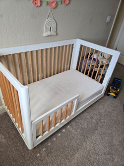Crib/Toddler Bed w/ sheets