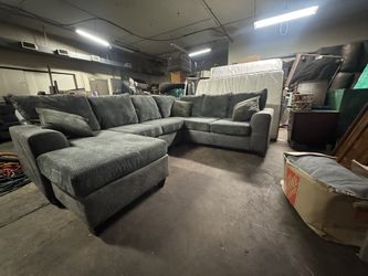 FREE DELIVERY 🔥🔥Beautiful Large Use Shape Reversible Chase Sectional Couch