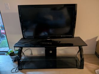 Vizio TV with Stand - Must Go This Weekend