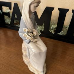 LLadro Sitting Girl With Lillies