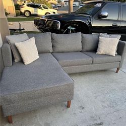 like new gray sectional couch !!