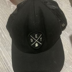 Fashion hat New  With adjustable band 